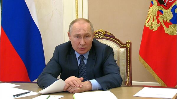 Путин: В январе нужно провести индексацию зарплат бюджетников