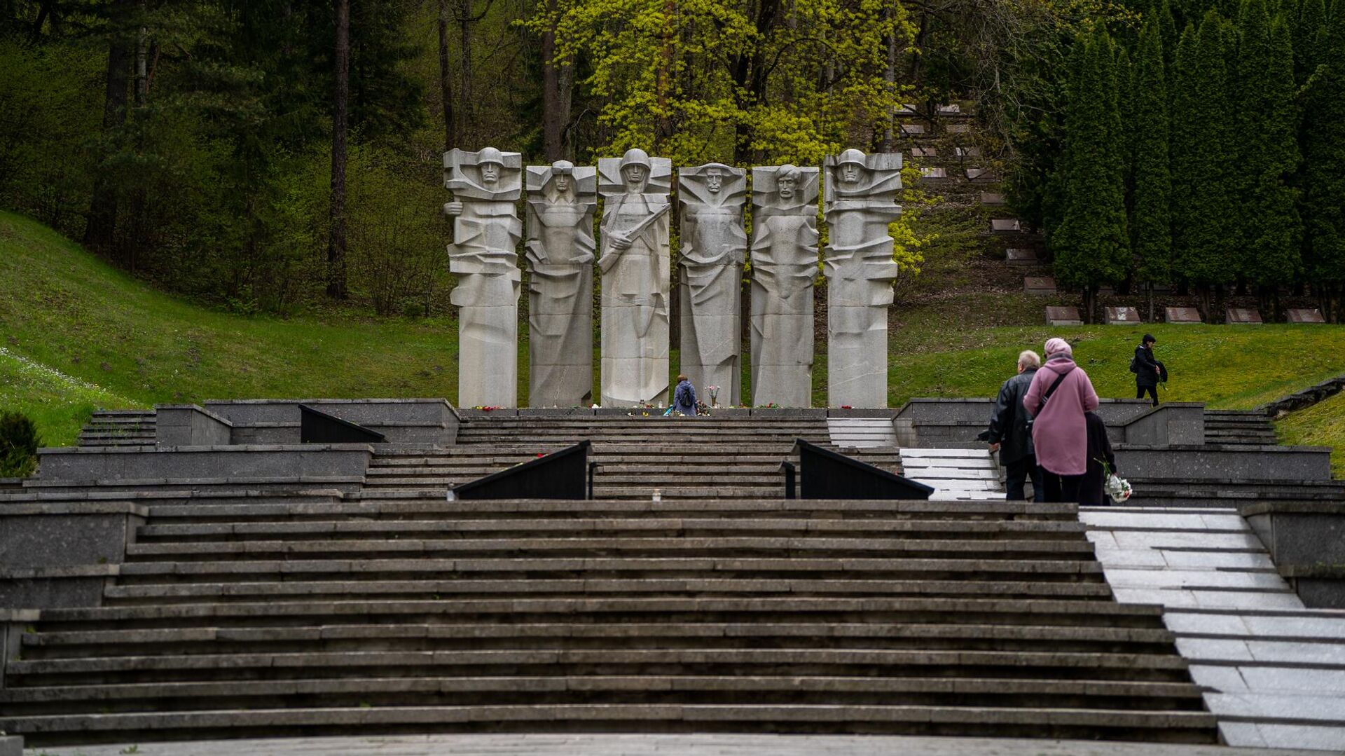 Мемориал советским воинам на Антакальнисском кладбище в Вильнюсе - РИА Новости, 1920, 30.11.2022