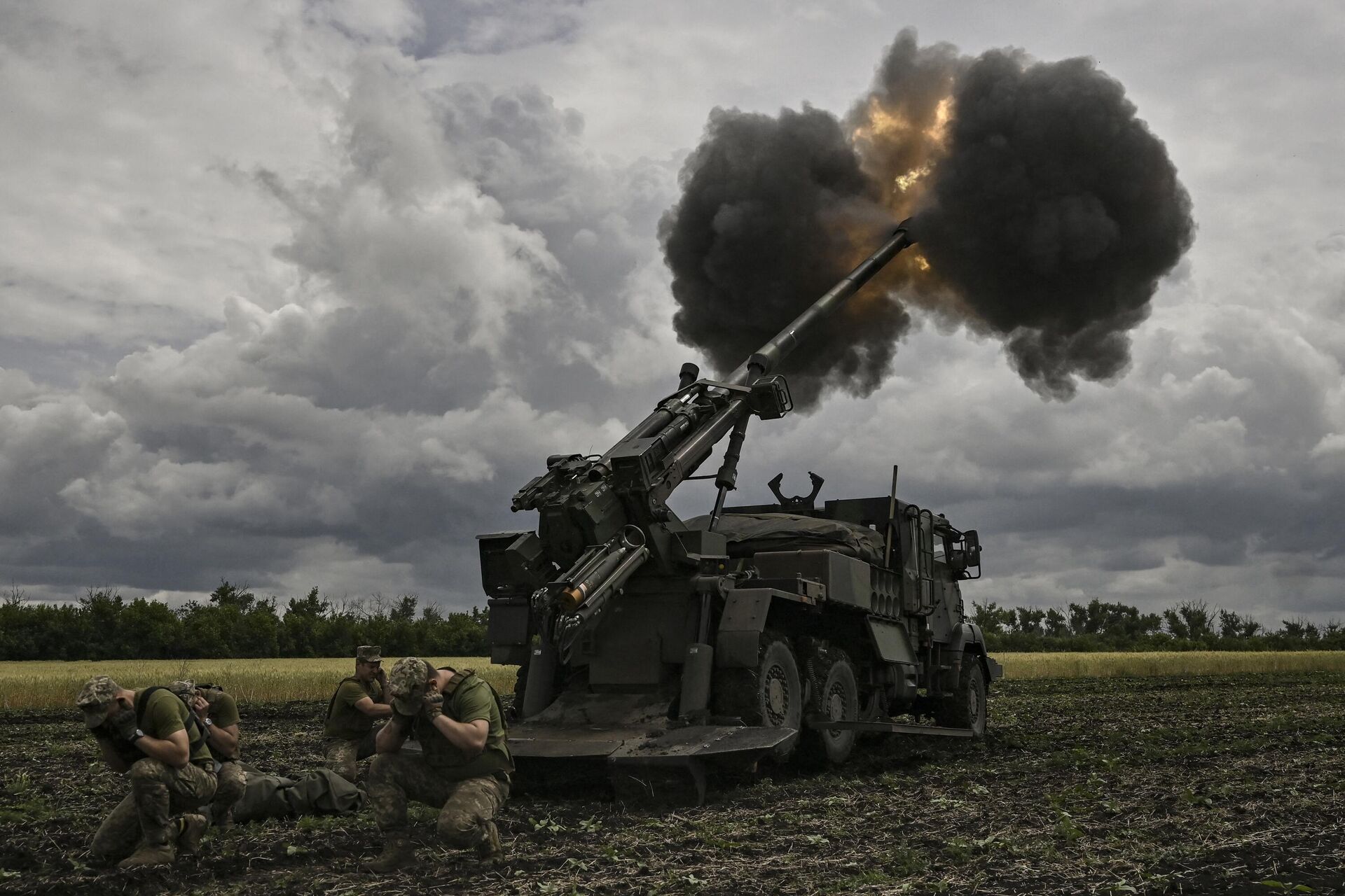 Украинские военные ведут огонь из французской самоходной установки Caesar на Донбассе - РИА Новости, 1920, 30.11.2022