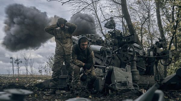 Украинские военные ведут огонь из гаубицы