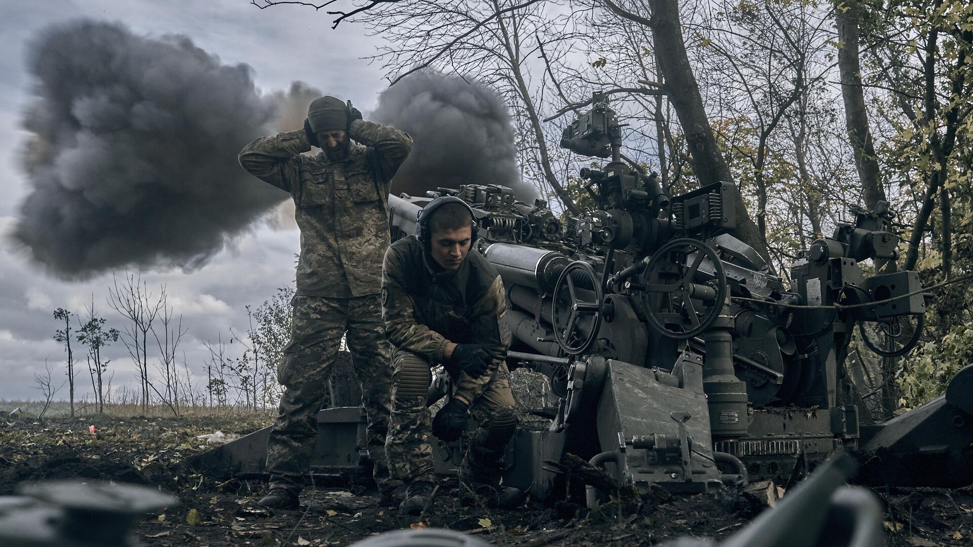Украинские военные ведут огонь из американской гаубицы М777 - РИА Новости, 1920, 19.02.2024