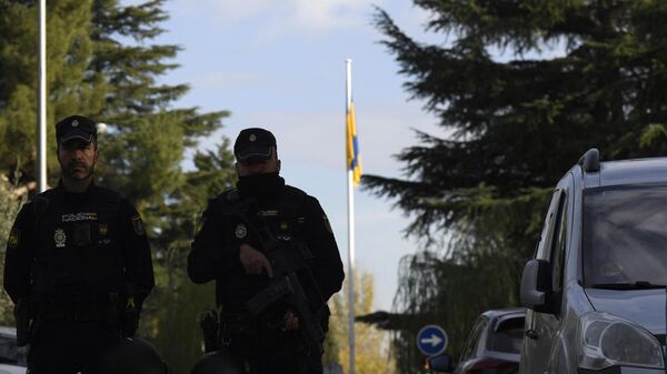Испанские полицейские недалеко от места взрыва в посольстве Украины в Мадриде