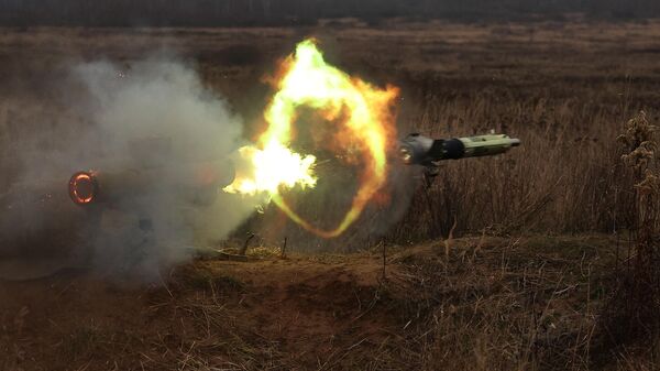 Военнослужащий проводит боевые стрельбы из ПТРК Фагот