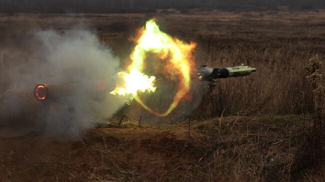 Военнослужащий ведет стрельбу из ПТРК Фагот