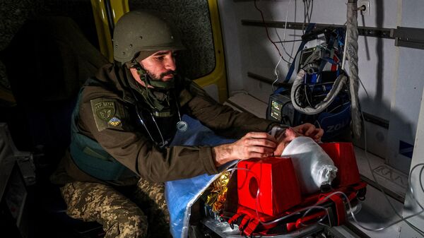 Медик и раненый украинский солдат