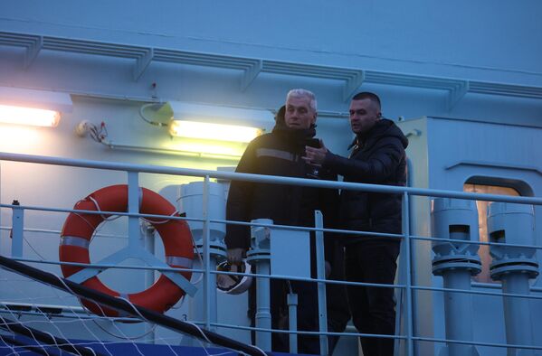 Члены экипажа на палубе атомного ледокола класса ЛК-60Я (проект 22220) Урал в порту Мурманска