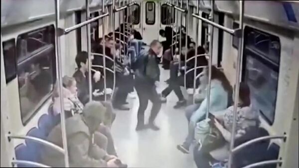 Кадры инцидента в метро, где женщина набросилась на пассажирку