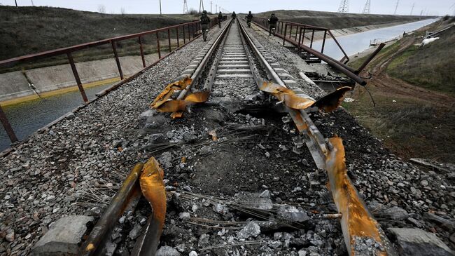 Поврежденные железнодорожные пути в Херсонской области