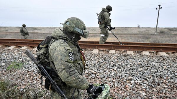 Военнослужащие железнодорожных войск РФ ведут техническую разведку путей на Херсонском направлении