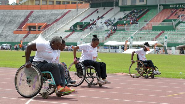 Спортсмены на стадионе имени Феликса Уфуэ Буаньи в Абиджане в день до Международного дня инвалидов