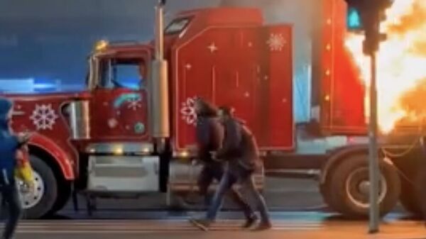 Загоревшийся в Бухаресте рекламный грузовик Coca-Cola
