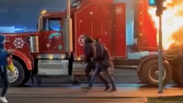 Загоревшийся в Бухаресте рекламный грузовик Coca-Cola