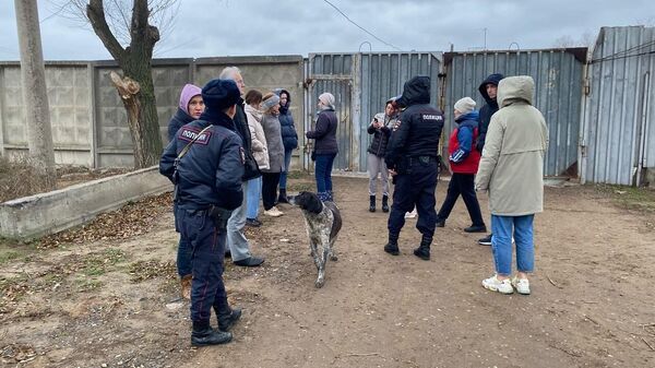 Волонтеры у входа в приют в Астрахани