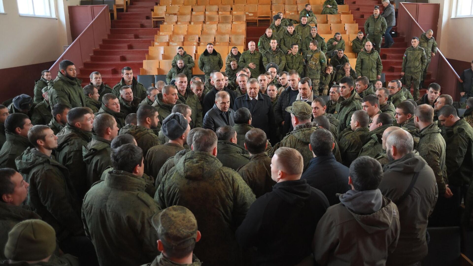 Глава Адыгеи Мурат Кумпилов во время посещения воинской части, где проходят боевую подготовку мобилизованные жители республики - РИА Новости, 1920, 01.12.2022