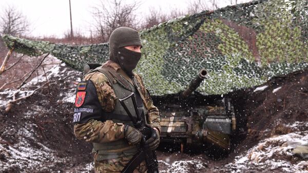 Военнослужащий военной полиции оставленного танка ВСУ в Андреевке в Донецкой народной республике
