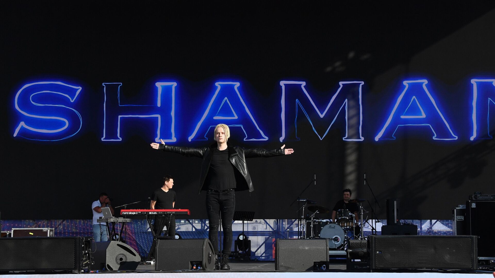 Выступление шамана в сириусе. Shaman (певец). Shaman российский певец. Shaman певец 2022. Шаман выступление.