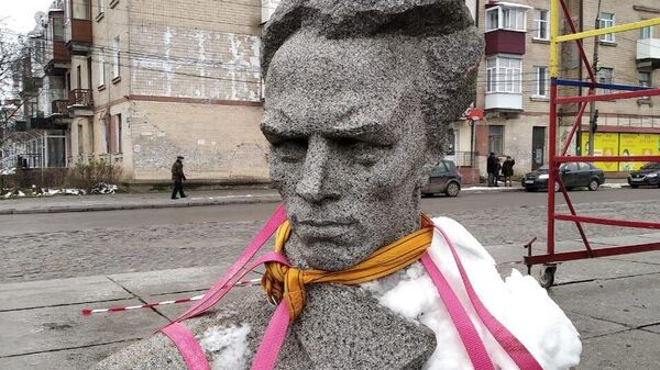 Демонтаж памятника Николаю Островскому в Хмельницкой области Украины