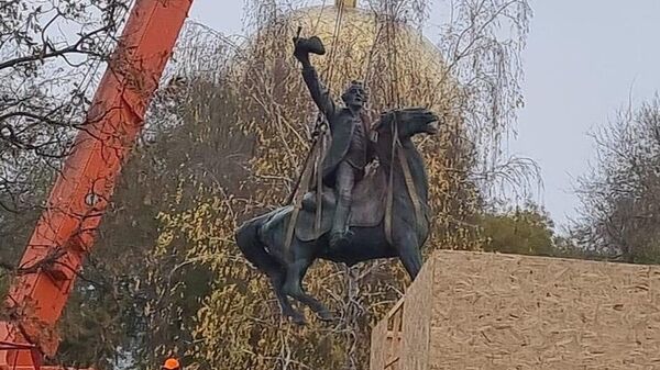 Демонтаж памятника Александру Суворову в городе Измаил Одесской области