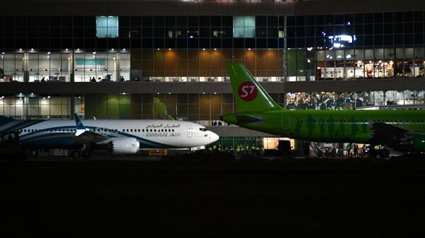 Самолеты авиакомпаний Oman Air и S7 в аэропорту Домодедово