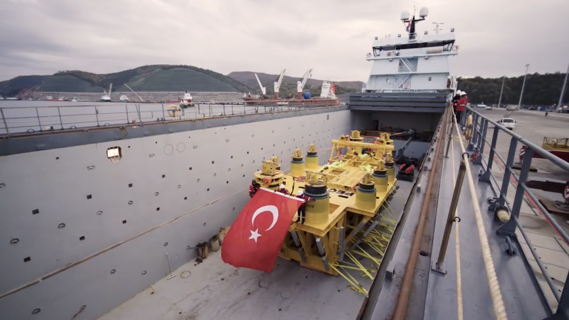 Турция установила на глубине 2,2 тысячи метров в море 280-тонный резервуар, который будет собирать поступающий из скважин черноморский газ - РИА Новости, 1920, 04.01.2023