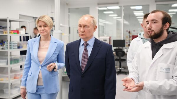 Президент РФ Владимир Путин осматривает лабораторный комплекс научно-технологического университета Сириус
