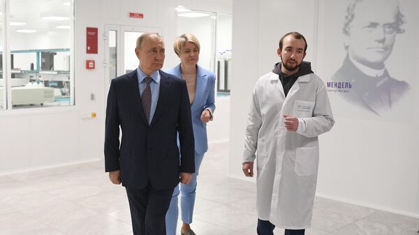 Президент РФ Владимир Путин осматривает лабораторный комплекс научно-технологического университета Сириус. 1 декабря 2022