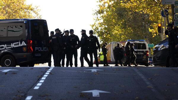 Испанские полицейские в районе посольства США в Мадриде после сообщения о подозрительной посылке