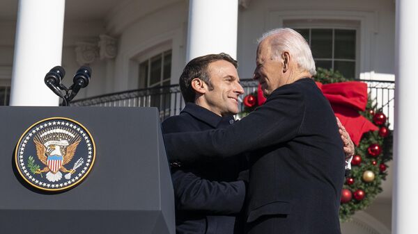 Президент Франции Эммануэль Макрон и президент США Джо Байден на Южной лужайке Белого дома в Вашингтоне