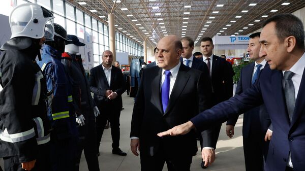 Председатель правительства РФ Михаил Мишустин во время осмотра Национальной отраслевой выставки в Экспо-центре в Самарканде