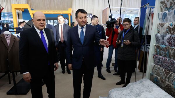 Председатель правительства РФ Михаил Мишустин во время осмотра Национальной отраслевой выставки в Экспо-центре в Самарканде