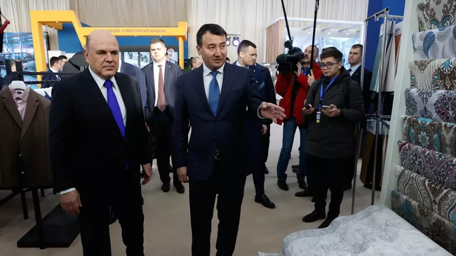 Председатель правительства РФ Михаил Мишустин во время осмотра Национальной отраслевой выставки в Экспо-центре в Самарканде