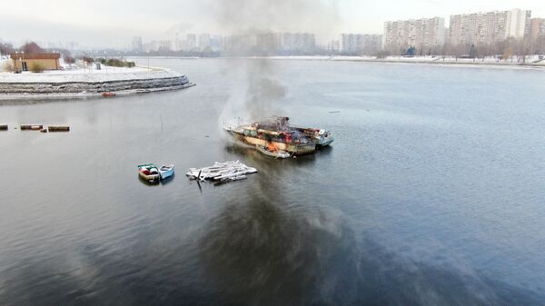 Пожар на судне в районе Братеево Москвы
