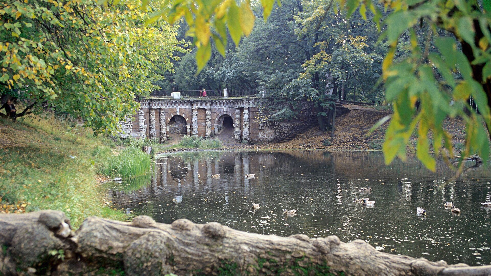 Грот в Лефортовском парке - РИА Новости, 1920, 07.07.2023