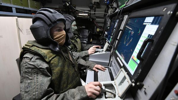 Российские военнослужащие на рабочих местах в машине боевого управления Сил противовоздушной обороны (ПВО) России во время работы по целям противника