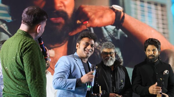 Актер Аллу Арджун, режиссер Сукумар и композитор Деви Шри Прасад (справа налево) на презентации своего фильма Пушпа