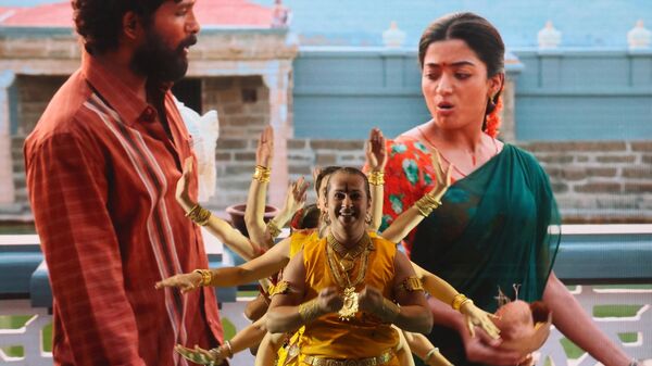 Индийский танец на церемонии открытия Indian film festival перед показом фильма Пушпа в московском ТРЦ Океания
