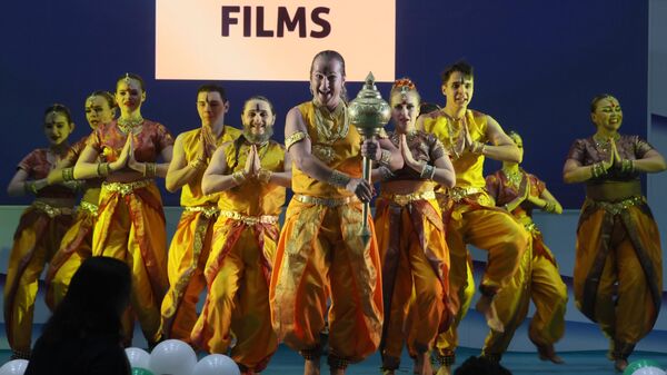 Индийский танец на церемонии открытия Indian film festival перед показом фильма Пушпа в московском ТРЦ Океания
