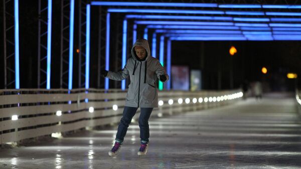 Девушка на катке в Парке Горького в Москве в день открытия