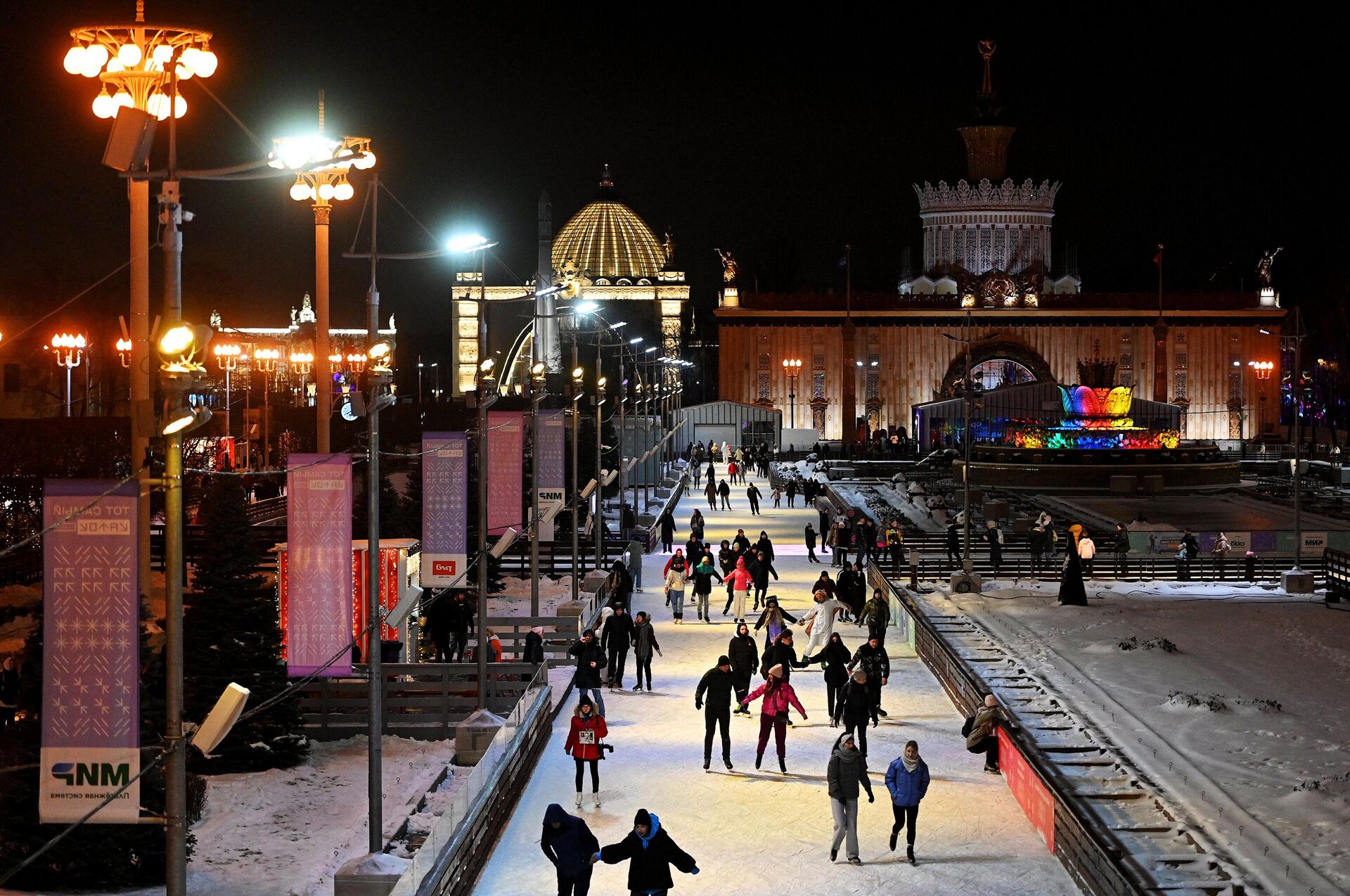 Люди катаются на коньках на катке на ВДНХ в Москве. 25 ноября состоялось открытие зимнего сезона и катка на ВДНХ - РИА Новости, 1920, 02.12.2022