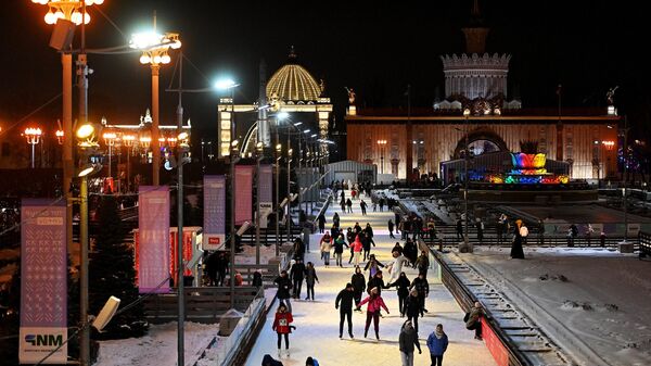 Люди катаются на коньках на катке на ВДНХ в Москве. 25 ноября состоялось открытие зимнего сезона и катка на ВДНХ