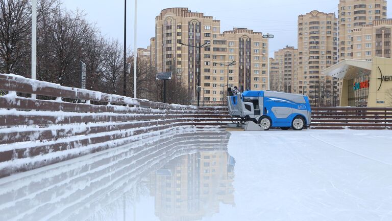 Работа ледозаливочного комбайна