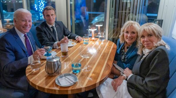 Президент США Джо Байден и президент Франции Эммануэль Макрон с супругами в ресторане Fiola Mare