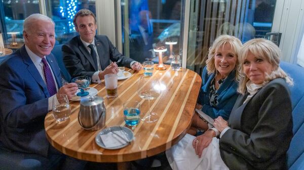 Президент США Джо Байден и президент Франции Эммануэль Макрон с супругами в ресторане Fiola Mare