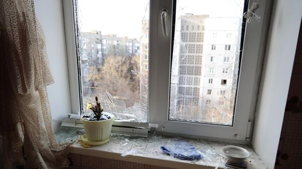 Окно в квартире, поврежденное в результате обстрелов со стороны ВСУ Киевского района Донецка