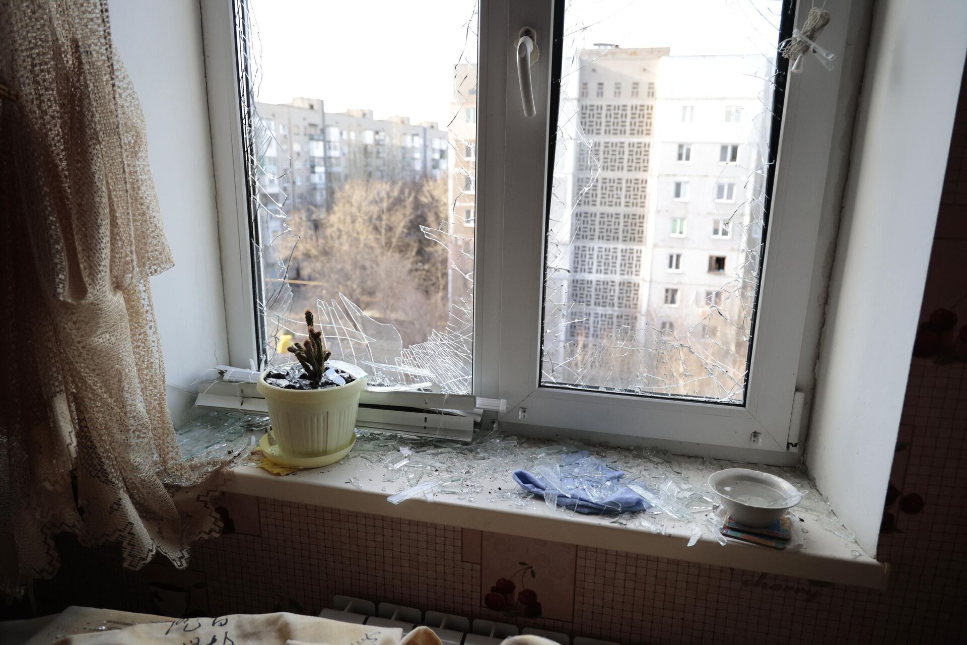 Окно в квартире, поврежденное в результате обстрелов со стороны ВСУ Киевского района Донецка - РИА Новости, 1920, 23.01.2023