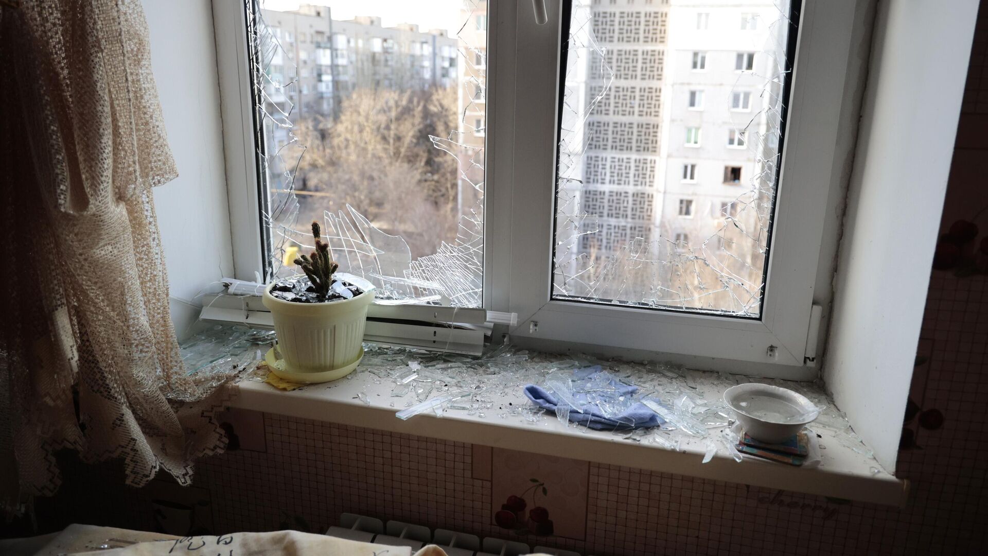 Окно в квартире, поврежденное в результате обстрелов со стороны ВСУ Киевского района Донецка - РИА Новости, 1920, 17.12.2022