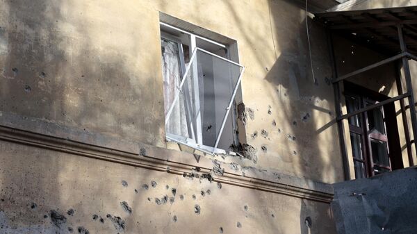 Жилой дом, поврежденный в результате обстрелов со стороны ВСУ  Киевского района Донецка