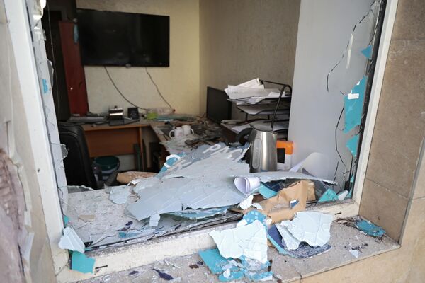 Окно офисного помещения, поврежденное в результате обстрелов со стороны ВСУ Киевского района Донецка