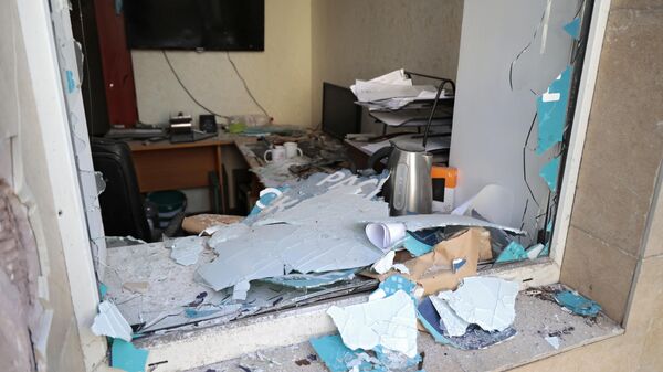 Окно офисного помещения, поврежденное в результате обстрелов со стороны ВСУ Киевского района Донецка