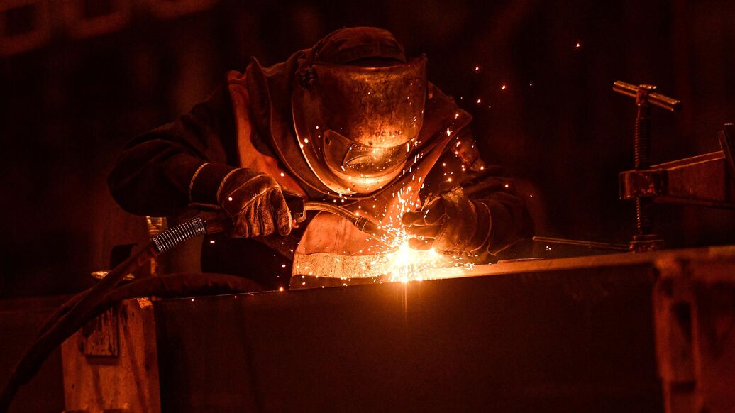 © РИА Новости / Павел ЛисицынПерейти в медиабанк<br>Сварщик в цехе на заводе. Архивное фото
